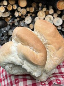 cioppa-pane-fresco-cotto-su-forno-a-legna-tradizionale